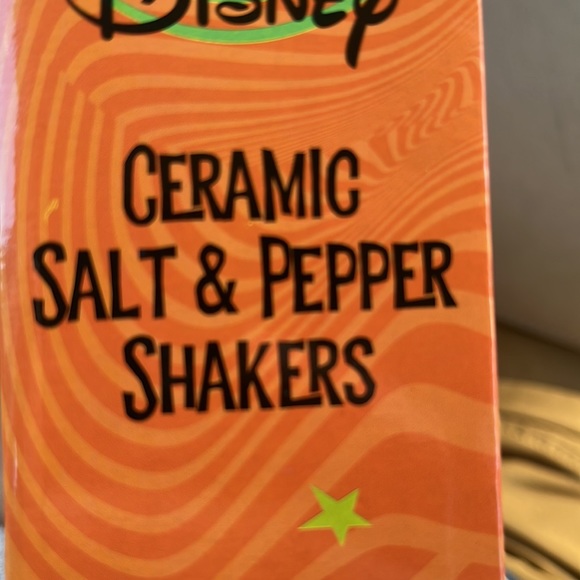 Disney ceramic salt & pepper shakers - Picture 7 of 8